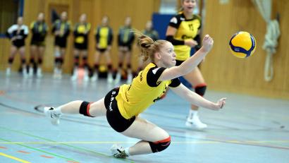 Bild: Hubert Ziegler
Mit großem Einsatz versucht Lisa Kölbel vom SV Hahnbach in dieser Szene, einen Schmetterschlag des TSV Ansbach noch im Spiel zu halten. Die Gstgeberinnen verloren aber am Ende mit 1.3.