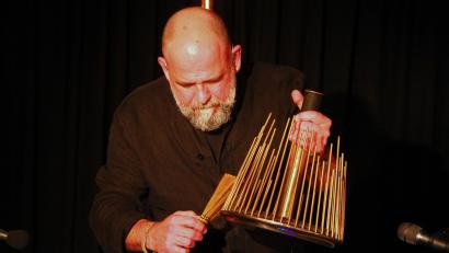 Bild: stg
Martin Kälberer begeistert am Freitagabend am Schafferhof mit vollendeter Instrumentalmusik.