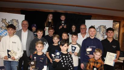 Bild: kro
Die diesjährigen Bezirksmeister im Kartsport mit dem Vizepräsidenten Sport im Bayerischen Motorsportverband, Michael Bayer >(2von links) und BMV-Bezirksvorsitzendem Michael Sollfrank (3. von rechts, weißes Hemd).