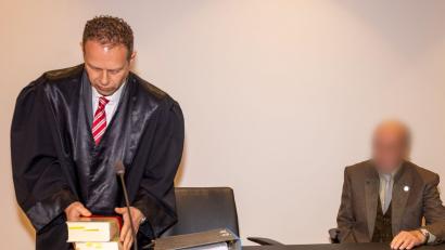 Bild: Heiko Becker/dpa
Der angeklagte Jäger (r) und sein Anwalt Oliver Heinekamp nehmen im Sitzungssaal Platz.