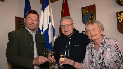Bild: bey
Bürgermeister Rainer Rewitzer gratuliert seinem ehemaligen Stadtrat und Zahnarzt Dr. Peter Trstan zum 80. Geburtstag, und stößt auch mit Martha Trstan auf die weitere Zukunft des Jubilars an.