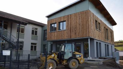 Bild: bnr
Mit Beginn des neuen Schuljahres sind die ersten Vorschulkinder in den neuen Erweiterungsbau des Landkinderhauses eingezogen. Die Außenanlagen werden derzeit hergerichtet.
