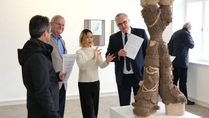 Bild: Hirsch
Die japanische Bildhauerin Ayaka Terajima erläuterte den Besuchern der Ausstellungseröffnung ihre künstlerische Intention. Sie ist fasziniert von den Transformationsprozessen des Designs und des Materials im Zeitalter der Massenproduktion.