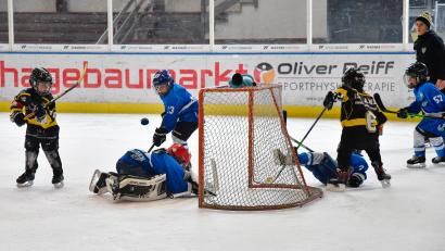 Bild: Petra Hartl
Rein mit dem Puck: Beim Freundschaftsturnier und Kids-Day fielen viele Tore. Im Bild der ERSC Amberg gegen den 1. EV Weiden.
