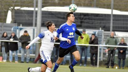Bild: Hubert Ziegler
In Raigering wurde gespielt: Simon Strehl (rechts) vom FC Edelsfeld ist in dieser Szene per Kopf eher am Ball als der zweifache Raigeringer Torschütze Timo Rubenbauer.