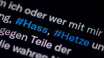 Symbolbild: Fabian Sommer/dpa
Auf dem Bildschirm eines Smartphones sind die Hashtags Hass und Hetze in einem Twitter-Posting zu sehen.