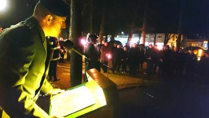 Bild: lg
In seiner berührenden Ansprache am Ehrenmal geht Oberstleutnant Michael Zweers auf das immense Leid ein, das Kriege und Gewalt derzeit über die Völker bringen.