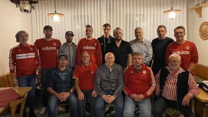 Bild: FC Bayern Fanclub Schönkirch/exb
Der neu gewählte Vorstand des FCB-Fanclub „Stiftland Bazis“ mit (stehend, von links) Michael Helgert, Christoph Mayer, Matthias Rübl, Lukas Strickner, Michael Preisinger, Kassier Andreas Schuller, Jürgen Preisinger, Tobias Schedl, Moritz Härtl sowie (sitzend, von links) Rainer Löw, Wolfgang Schön, Vorsitzender Markus Preisinger, Zweiter Vorsitzender Georg Strickner und Ernst Krapfl.