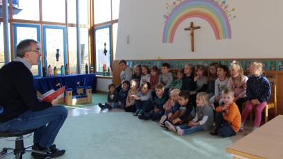 Bild: Kindergarten St. Elisabeth/exb
Auf Wunsch der Kinder las Pfarrer Martin Besold den Buben und Mädchen des Kindergartens St. Elisabeth aus einem Buch vor.