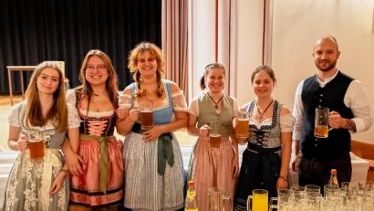 Bild: DJDS AMBERG/Hendrik Rosenboem
Die Schülerinnen des P-Seminars "Klosterbier" beim Ausschank: Emilia Bauer (von links), Lilly Zagel, Jasmin Herz, Franziska Ascherl, Michaela Kölbl und Kursleiter Felix Keilwerth.