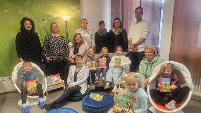 Bild: khg
Freude herrschte nach der Übergabe des Lesezimmers beim Vorstand des Fördervereins Freunde der Grund- und Mittelschule Vilseck 
mit Schülern der 2. und 3. Klasse und (hinten, von links) Fachoberlehrerin Edith Ruppert-Groher, Fördervereinsvorsitzende Barbara Streit, Christine Winkler, Tanja Schönl, Bianca Behrisch-Chappell, Sabrina Swift, Apotheker Florian Wild und (sitzend, von links) Iris Rittner und Susanne Plößner.