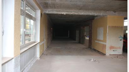 Bild: sne
Die ehemalige Kegelbahn in der Mehrzweckhalle soll geteilt werden und ein Teil bald als neues Vereinszimmer dienen.