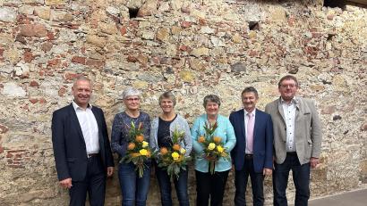 Bild: Stefanie Gradl
Bürgermeister Hans-Martin Schertl (rechts) und 2. Bürgermeister Thorsten Grädler (links) gratulierten Gertraud Schertl zum 25-jährigen Dienstjubiläum. Hildegard Ringer, Hildegard Irlbacher und Jochen Kontny (von links) wurden in den Ruhestand verabschiedet.