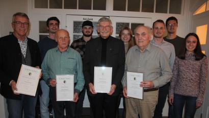 Bild: kro
Die Wanderfreunde Tirschenreuth ernannten mit Anton Waller, Eberhard Bauer und Werner Reiter (vorne von rechts) drei neue Ehrenmitglieder. Bürgermeister Franz Stahl (links) wurde für 25 Jahre Mitgliedschaft geehrt.