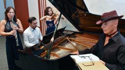 Bild: Stephan Huber
Im Konzertsaal der Staatlichen Berufsschule in Sulzbach-Rosenberg setzen das Trio Schmuck und Gerald Friese Igor Strawinskys "Geschichte vom Soldaten" in Szene.