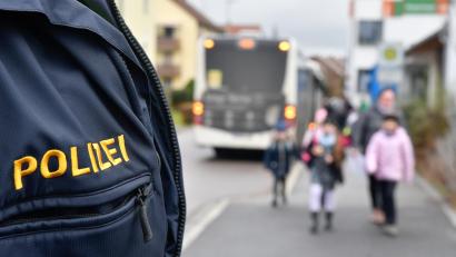 Bild: Petra Hartl
Die Sulzbach-Rosenberger Polizei zeigt an der Pestalozzi-Grundschule Präsenz.