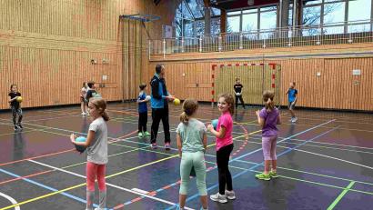 Bild: Martina Saffert/exb
Der Grundschulaktionstag Handball an der Grundschule Kümmersbruck machte den Schülern Spaß.