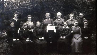 Archivbild: Frauenbund Neustadt/WN - Repro: krb
Am 24. November 1913 wurde der Zweigverein Neustadt des katholischen Frauenbundes ins Leben gerufen. Die Weckung der Teilnahme am religiösen Leben und öffentlichen Leben, ambulante Krankenpflege, Koch-, Näh- und Backkurse sowie gesellige Veranstaltungen waren von Anfang an seine Anliegen.