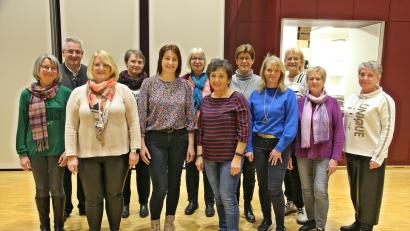 Bild: Ferstl/exb
Die neu gewählte Vorstandschaft des Frauenbundes mit Pfarrer Hannes Lorenz (Zweiter von links), Vorsitzende Christa Schlagenhaufer (Sechste von rechts), Schriftführerin Maria Six (Dritte von links), Kassenführerin Helga Sebald (Fünfte von links) zusammen mit den acht Beisitzerinnen. (Nicht im Bild: stellvertretende Vorsitzende Petra Eckl, Kassenprüferinnen Gerlinde Weber und Hermine Bergmann)