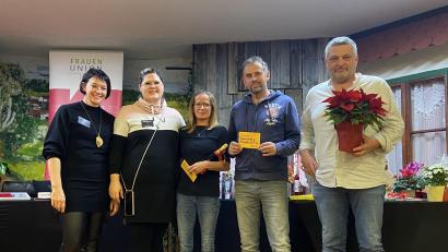 Bild: kki
So sehen die Gewinner des ersten Rommé-Abends aus: Die Vorsitzenden der FU Pirk, Nadine Mückl und Gwendolyn Hübner, gratulierten Simone Ocks, die vor Thomas Hermann und Stefan Segerer auf Platz eins landete (von links).