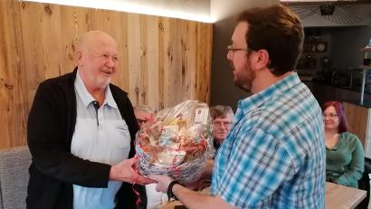 Bild: Eckl-Binder/exb
Vorsitzender Manuel Winkler verabschiedet Hans-Werner Habel (links) mit einem Geschenk.