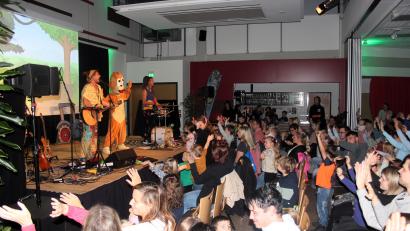 Bild: stg
Große Begeisterung lösten Tom Palme und Rodscha aus Kambodscha mit ihrer "Happy Jungle Show" im Foyer der Kemnather Mehrzweckhalle aus.