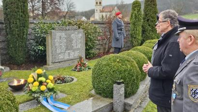 Bild: ga
Am Ehrenmal legt Bürgermeister Franz Grabinger zusammen mit Mitgliedern der SKK-Auerbachtal eine Blumenschale zum Gedenken nieder.