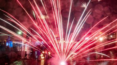 Bild: Axel Heimken/dpa
Einen guten Monat vor Silvester zeichnet sich ein kräftiges Feuerwerk zum Jahresende ab.