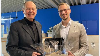 Bild: Rossmann/exb
IHK-Vertreter Josef Ebnet (rechts) würdigt Siegfried Rossmanns unternehmerische Leistung mit einem Geschenk.