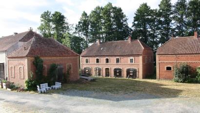 Bild: bjp
Als Baudenkmale besonders schön und wertvoll sind die vor rund 120 Jahren erbauten Meierhof-Ökonomiegebäude nach Meinung von Architekt Klaus Stiefler. Sein Bayreuther Büro soll nun daran gehen, eine Machbarkeitsstudie für deren langfristige Nutzung auszuarbeiten.