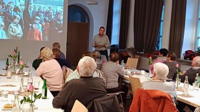 Bild: Elisabeth Lukas
Franz Völkl (Mitte) zeigt beim Seniorennachmittag der Pfarrei Bilder vom Kirchbau und Kirchweih der Pfarrkirche St. Sebastian Waldturn.