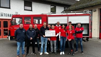 Bild: Friedl/exb
Stefan Fiedler (Sechster von links) von den LF 8-Freunden Oberköblitz übergibt die Spende an den Vorsitzenden der Feuerwehr Oberköblitz Matthias Lang (Vierter von links).