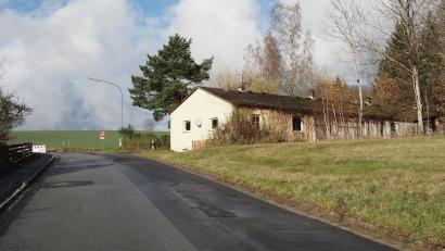 Bild: lum
Am Zeidlweidweg 16 bis 22 in Erbendorf sollen neue Flüchtlingsunterkünfte des Landkreises entstehen. Dazu werden die hinteren, nicht bewohnten Gebäude abgerissen, um Platz für provisorische Containerbehausungen zu machen
