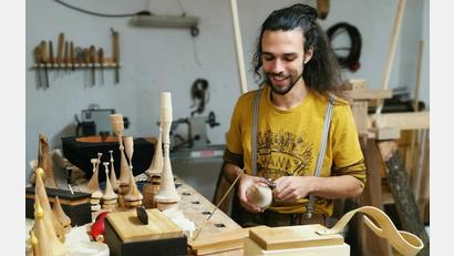 Bild: Portner
Simon Ruhland fertigt in der Hobbywerkstatt in Lind kreative Unikate aus Holz an.
