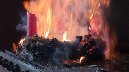 Bild: Kreisbrandinspektion Schwandorf/exb
Kurz nicht aufgepasst und der Adventskranz steht in Flammen. Die Feuerwehr appelliert an die Bürger, in der Adventszeit besonders achtsam zu sein.