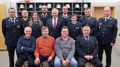 Bild: rab
Die geehrten Mitglieder beim Kameradschaftsabend der FFW Ebersbach (sitzend. von links): Christian Dotzler, Heinrich Winter, Richard Sebast und Richard Weiß. (Stehend, von links): Kommandant Wolfgang Rösch, Matthias Härtl, Schriftführerin Anna Reuschl, Bernhard Lindner, Zweiter Bürgermeister Thorsten Grädler, Vereinsvorsitzender Manuel Lindner, Kassiererin Karin Dotzler, Stellvertretender Vorsitzender Andreas Weiß und Kreisbrandmeister Andreas Luber.