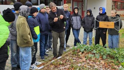 Bild: Realschule im Stiftland/exb
Besuch vom ehemaligen Schüler und passionierten Landwirt Hubert Rustler erhielten die Sechstklässler an der Realschule im Stiftland.