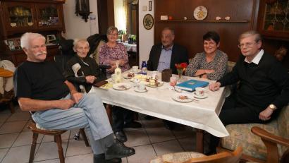 Bild: fvo
Johann Grünauer ,"Kleja-Hans", (Zweiter von links) feiert mit seinem Bruder Gerd (links) und seiner Frau Christa (Dritte von links) seinen 85. Geburtstag.