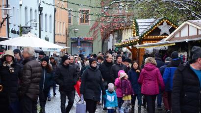 Archivbild: Kunz
Ob der Kathreinmarkt in Weiden auch in diesem Jahr so gut ankommen wird? 2022 waren in der Fußgängerzone eine Menge Menschen unterwegs.