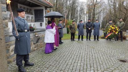 Bild: dl
Bürgermeister Schauer, Mitglieder der SRK, der Feuerwehr und der Bundeswehr versammeln sich am Thansteiner Kriegerdenkmal, um mit Pfarrvikar Emmanuel Ogbu der Kriegsopfer zu gedenken.