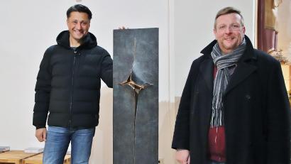 Bild: Dobler
Der Fensterbacher Künstler Dominik Schleicher (links) stellt derzeit auf Einladung von Pfarrer Markus Meier (rechts) in der Klardorfer Kirche aus.
