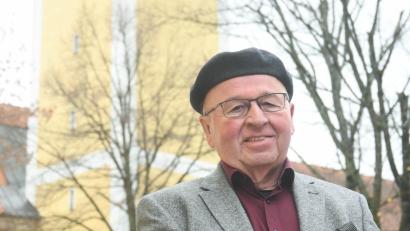 Bild: Gabi Schönberger
Pfarrer Wilhelm Bauer steht vor der Katholischen Kirche St. Michael in Tännesberg. In knapp einem Jahr wird der Geistliche dort zum letzten Mal am Altar stehen. Er geht in den Ruhestand.