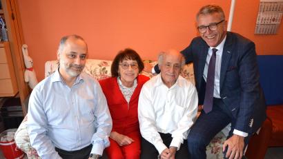 Bild: jr
Bürgermeister Franz Stahl (rechts) gratulierte dem Pedro Maestre (Zweiter von rechts) zu seinem 90. Geburtstag. Seit fünf Jahrzehnten lebt der gebürtige Spanier in Tirschenreuth. Mit seiner Frau Annemarie bewirtete er 20 Jahre das Tennisheim. Auch Sohn Alexander (links) war zur Geburtstagsfeier aus Nürnberg gekommen.