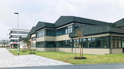 Bild: wro
Die Werkstattgebäude im Vordergrund stammen aus unterschiedlichen Bauzeiten und sind teilweise schon über 50 Jahre alt. Ein Ersatzbau wäre eigentlich nur auf dem Grund Richtung Grünstreifen und Parkplatz möglich. Im Hintergrund links ist der 2019 vollendete Neubau des Berufsschulzentrums zu sehen.