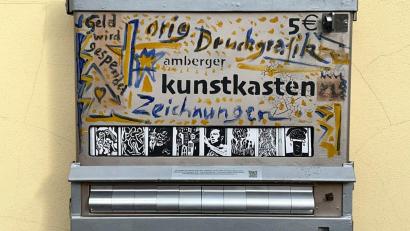 Bild: Achim Hüttner/exb
Der Amberger Kunstkasten in seinem November-2023-Stil. Seit Dezember 2021 hat der umgebaute Zigarettenautomat mehr als 8000 Euro für soziale Zwecke erlöst.