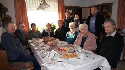 Bild: fvo
Margareta Schwarzer (sitzend, Zweite von rechts) feiert mit ihren Gästen und Kindern ihren 85. Geburtstag.