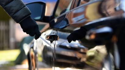 Symbolbild: Angelika Warmuth/dpa
1500 Euro Schaden hat ein Unbekannter hinterlassen, weil er das Auto einer 27-Jährigen in Amberg zerkratzte.