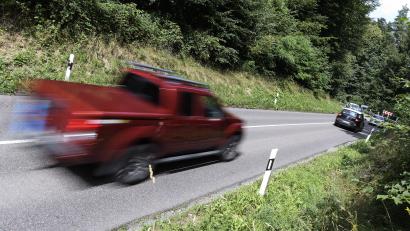 Symbolbild: Edith Geuppert/dpa
Ein gefährliches Überholmanöver bei Sulzbach-Rosenberg hätte fast zu einem Frontalzusammenstoß mit dem Gegenverkehr geführt.