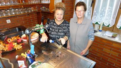 Bild: whü
In der Silvesternacht werden Elfriede Engelbrecht und Tochter Sandra (von rechts) das letzte Bier zapfen und ein letztes Mal mit ihren treuesten Stammgästen anstoßen.