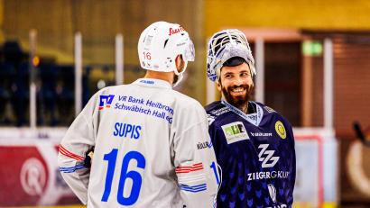 Bild: Werner Moller
Marco Wölfl (rechts), der Goalie der Blue Devils Weiden, hat aufgrund seiner bärenstarken Form derzeit gut lachen.
